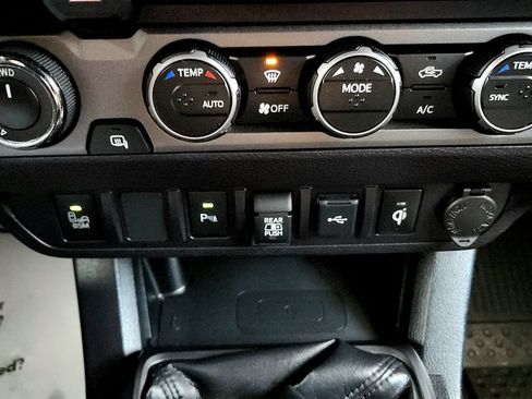Used 2021 Toyota Tacoma TRD Off-Road w/ Technology Package AWD/4WD image 34