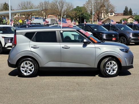 Used 2025 Kia Soul LX FWD image 4