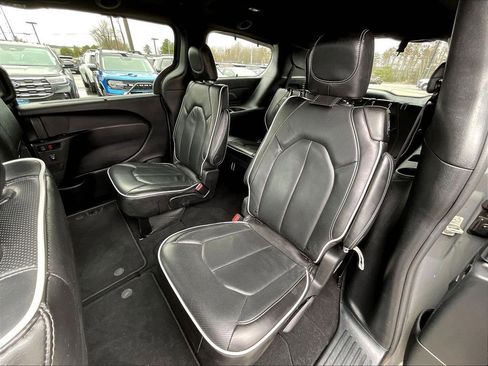 Used 2025 Chrysler Pacifica Limited FWD image 14