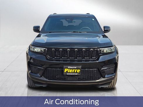 Used 2025 Jeep Grand Cherokee Altitude image 7