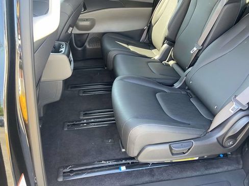 New 2025 Kia Carnival FWD image 8