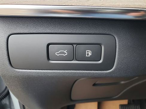 New 2026 Volvo XC90 T8 Plus w/ Protection Package Premier AWD/4WD image 17