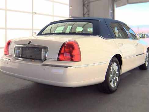 Used 2003 Lincoln Town Car Cartier RWD image 21