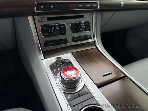 Used 2015 Jaguar XF Premium image 20