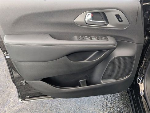 New 2026 Chrysler Pacifica Select image 9