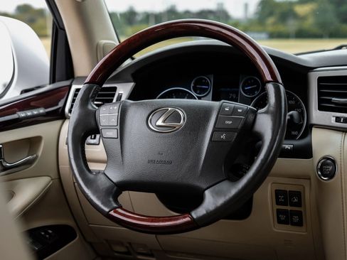 Used 2013 Lexus LX 570 4WD w/ Luxury Pkg image 20
