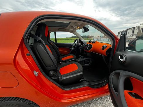 Used 2016 smart fortwo passion RWD image 10