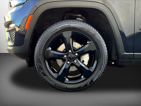 Used 2024 Jeep Grand Cherokee Limited w/ Black Appearance Package AWD/4WD image 33