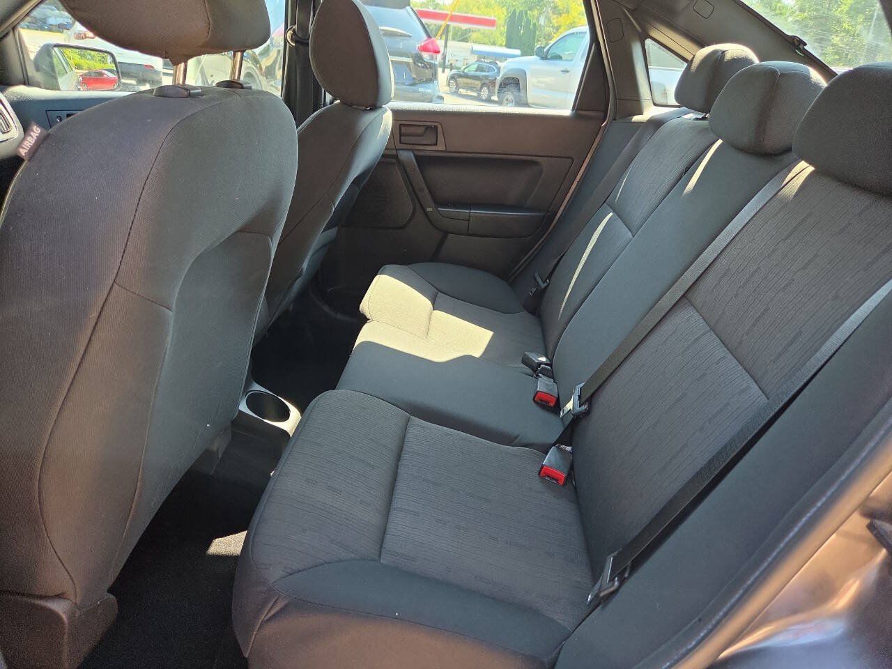 Used 2010 Ford Focus SE FWD image 18