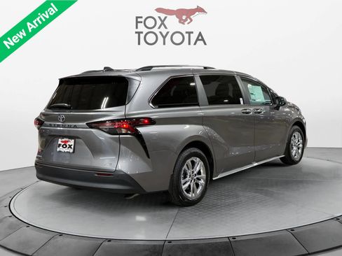 New 2026 Toyota Sienna XLE AWD/4WD image 5