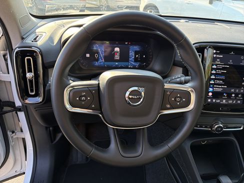 Used 2025 Volvo XC40 B5 Core image 18