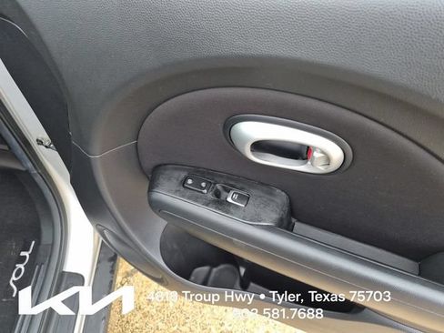 Used 2018 Kia Soul + FWD image 13