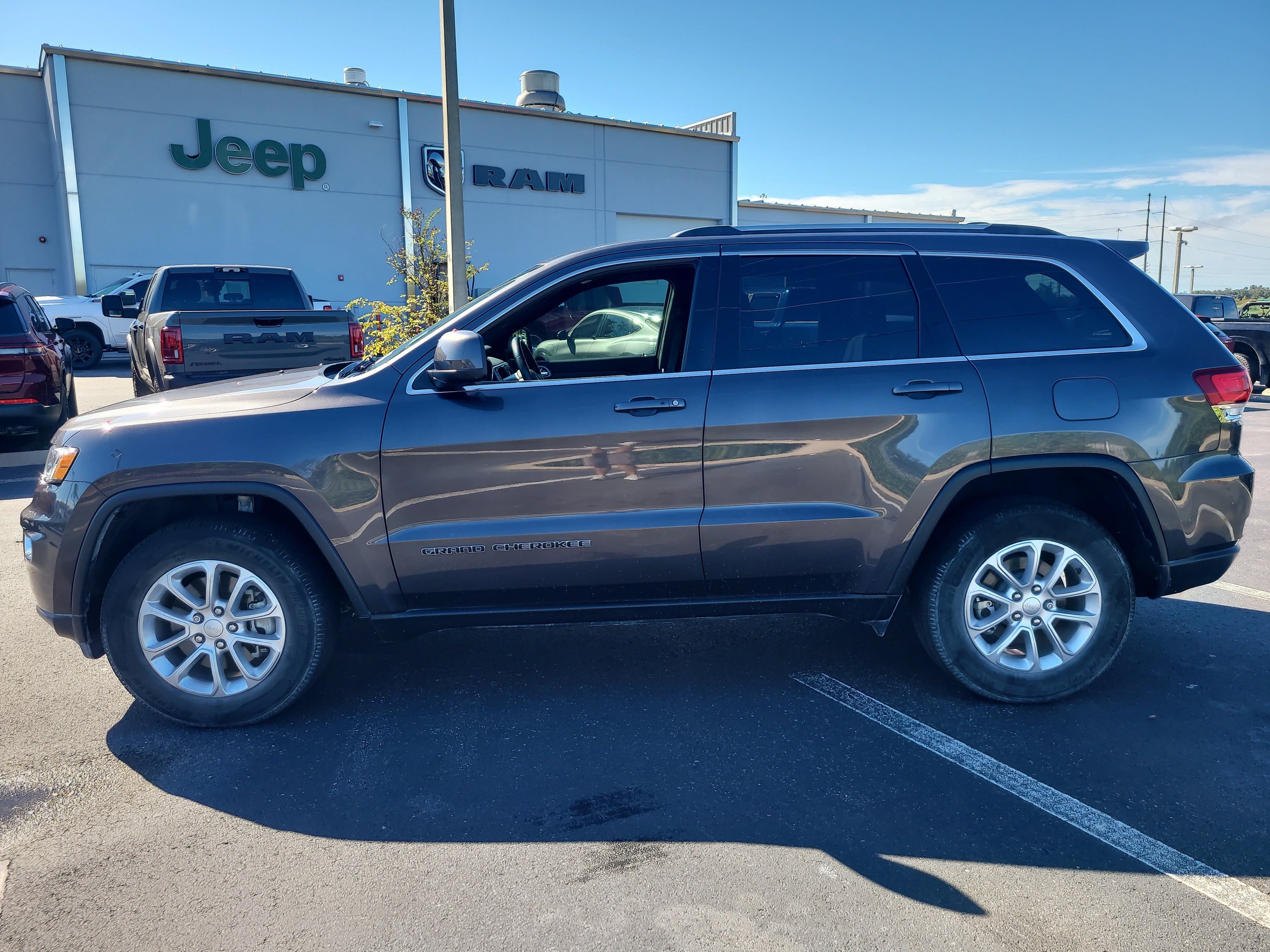 Used 2021 Jeep Grand Cherokee Laredo AWD/4WD image 7