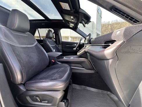 Used 2025 Ford Explorer ST image 34