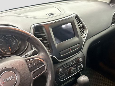 Used 2019 Jeep Cherokee Latitude w/ Cold Weather Group AWD/4WD image 4