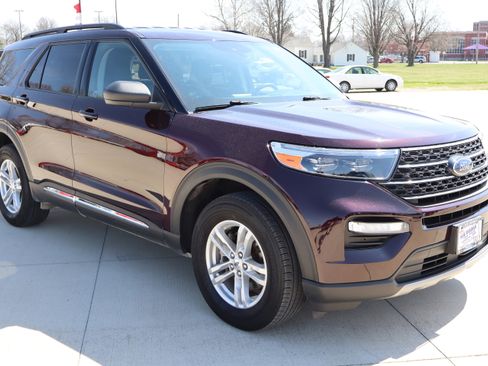 Used 2022 Ford Explorer XLT w/ Equipment Group 202A image 4