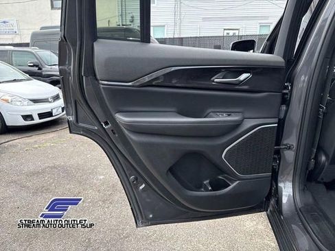 Used 2023 Jeep Grand Cherokee Altitude image 30