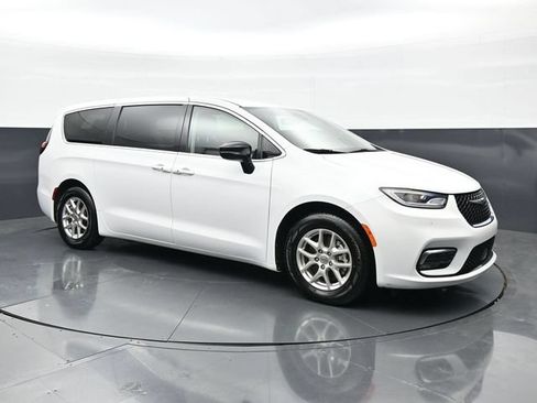 Used 2024 Chrysler Pacifica Touring-L FWD image 3
