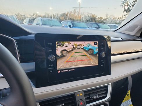 Certified 2025 Volkswagen Taos SE w/ Panoramic Sunroof Package image 16