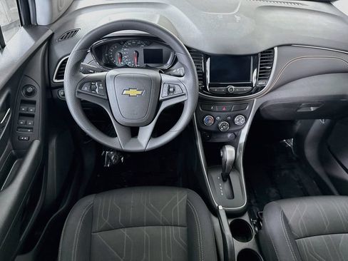 Used 2018 Chevrolet Trax LT FWD image 3