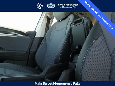 New 2025 Volkswagen Tiguan SE image 29