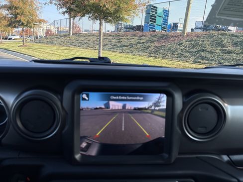 Certified 2023 Jeep Gladiator Willys image 29