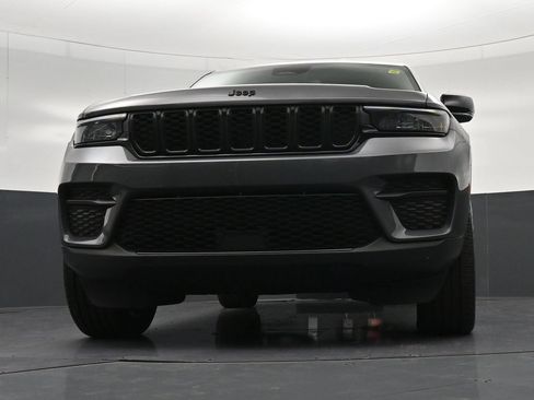 Used 2023 Jeep Grand Cherokee Altitude AWD/4WD image 22