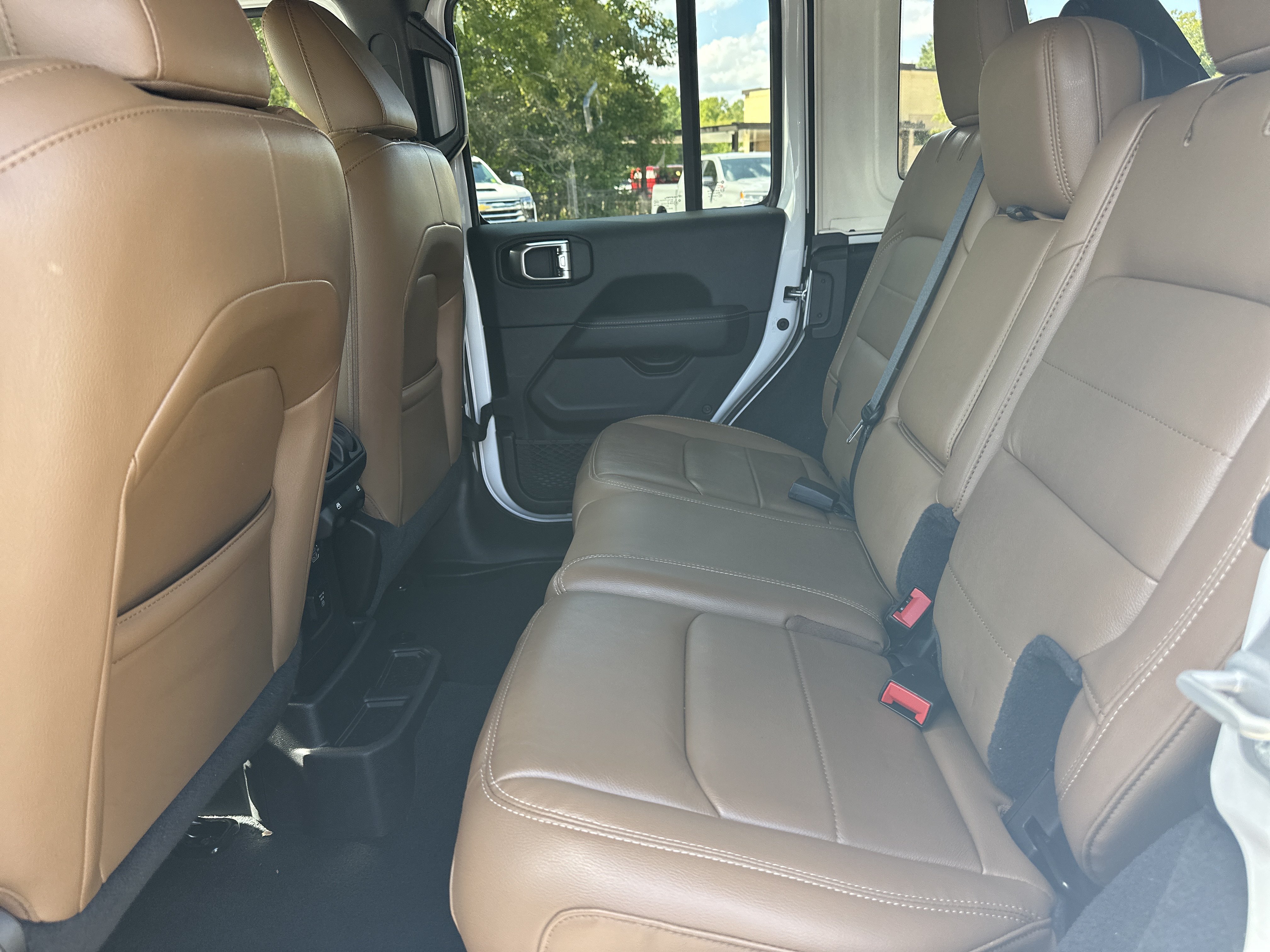 Used 2023 Jeep Wrangler Unlimited Sahara w/ Cold Weather Group AWD/4WD image 21