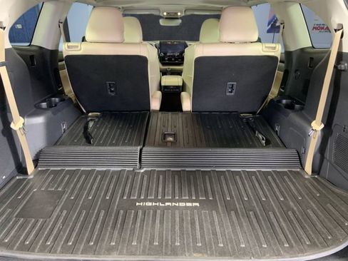 Used 2021 Toyota Highlander Limited FWD image 11