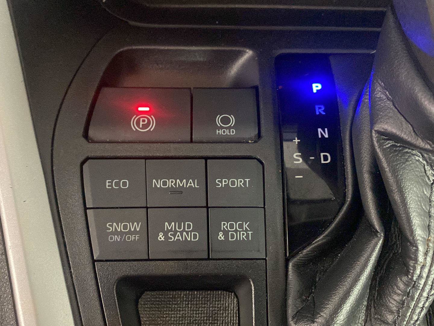 Used 2020 Toyota RAV4 LE w/ All Weather Liner Package AWD/4WD image 14