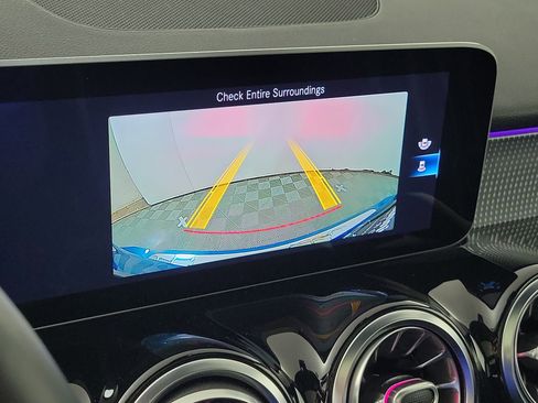 Used 2021 Mercedes-Benz GLB 250 4MATIC w/ Premium Package image 18