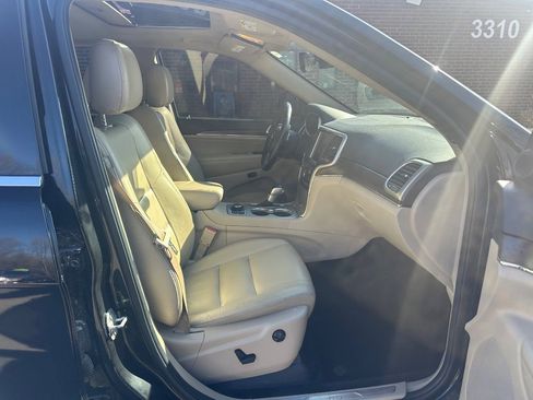 Used 2017 Jeep Grand Cherokee Limited image 23