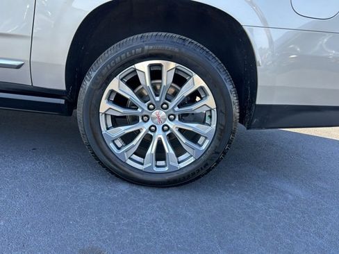 Used 2021 GMC Yukon XL Denali w/ Denali Premium Package image 10