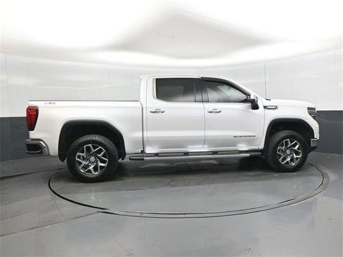 Used 2023 GMC Sierra 1500 SLT image 2