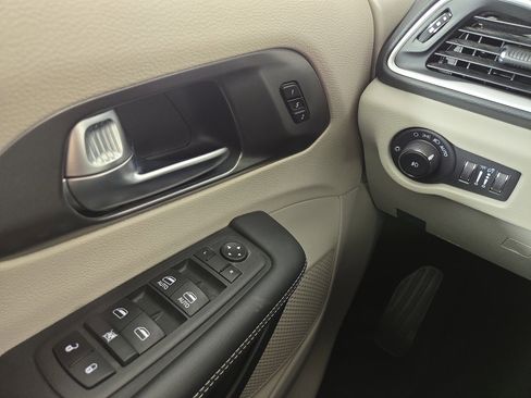 Certified 2024 Chrysler Pacifica Touring-L FWD image 29