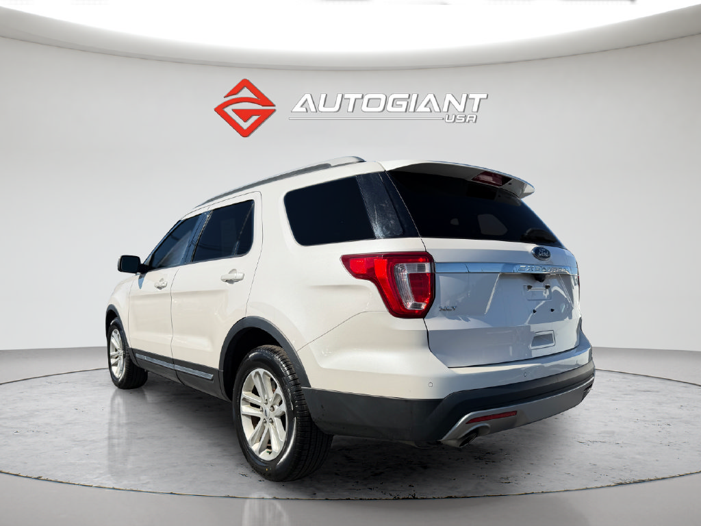Used 2017 Ford Explorer XLT w/ Equipment Group 202A FWD image 5