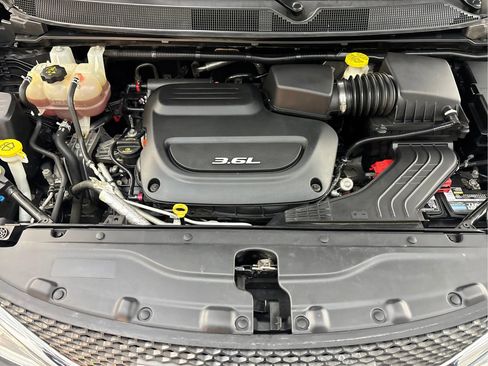 Used 2017 Chrysler Pacifica Touring-L image 30