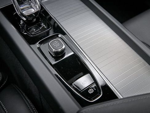 Certified 2025 Volvo XC60 T8 Ultra w/ Protection Package Premier image 19