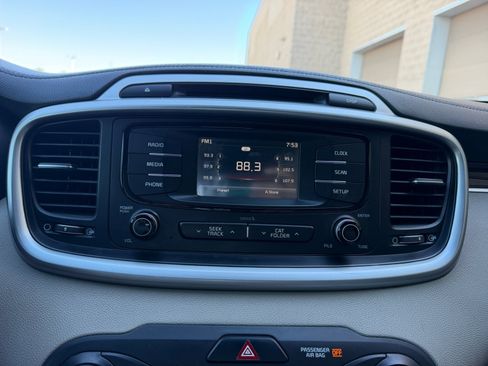 Used 2017 Kia Sorento LX FWD image 12