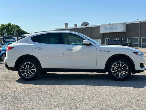 Used 2017 Maserati Levante AWD/4WD image 8
