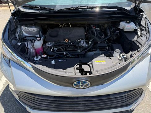 Used 2021 Toyota Sienna LE FWD image 12