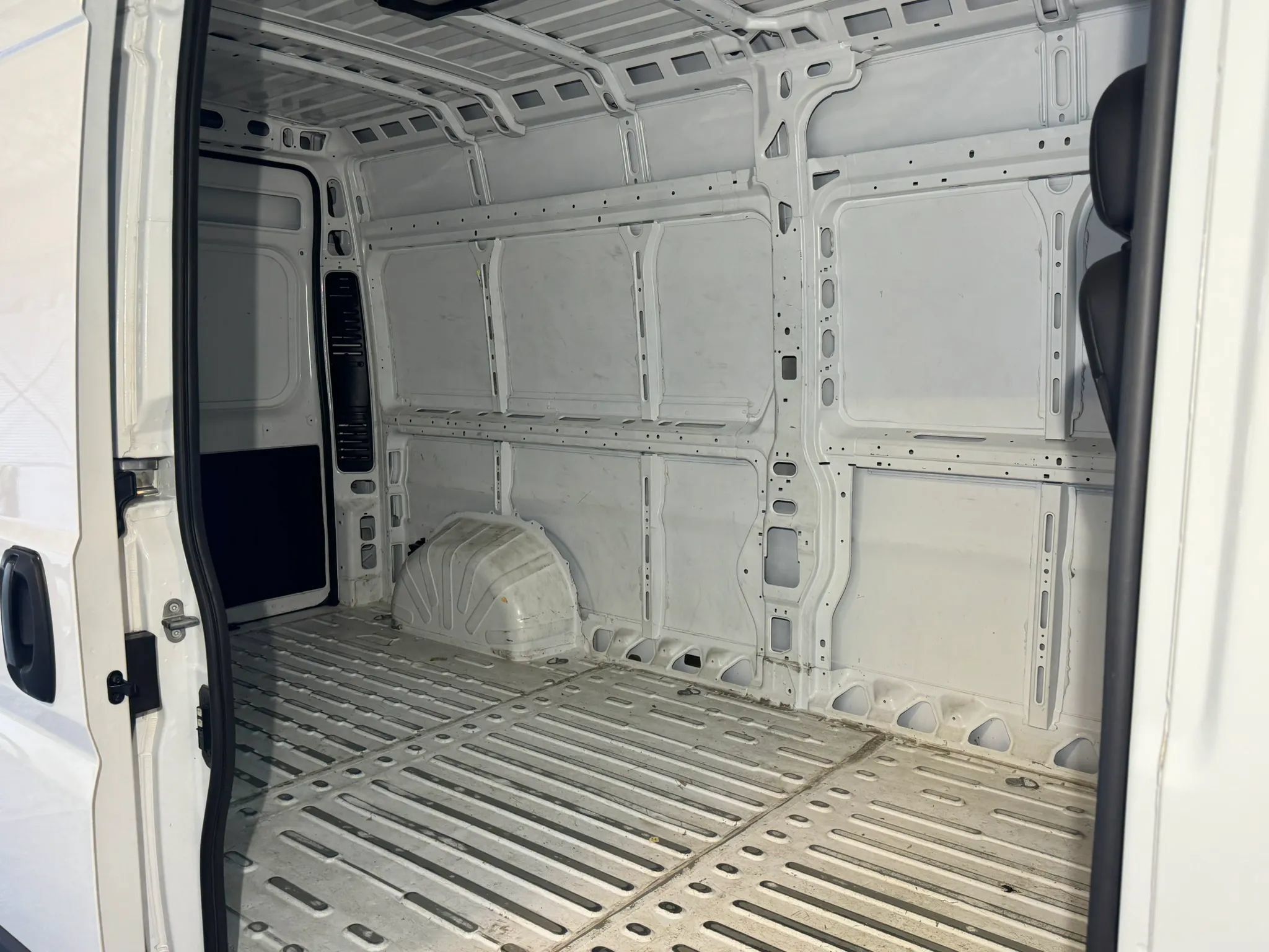 Used 2024 RAM ProMaster 2500 w/ Convenience Group FWD image 24