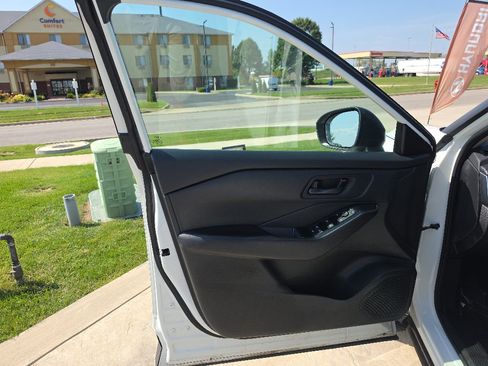 Used 2024 Nissan Rogue S FWD image 19