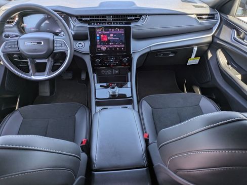 New 2025 Jeep Grand Cherokee Altitude image 29