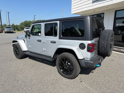 Used 2022 Jeep Wrangler Unlimited Sahara AWD/4WD image 5