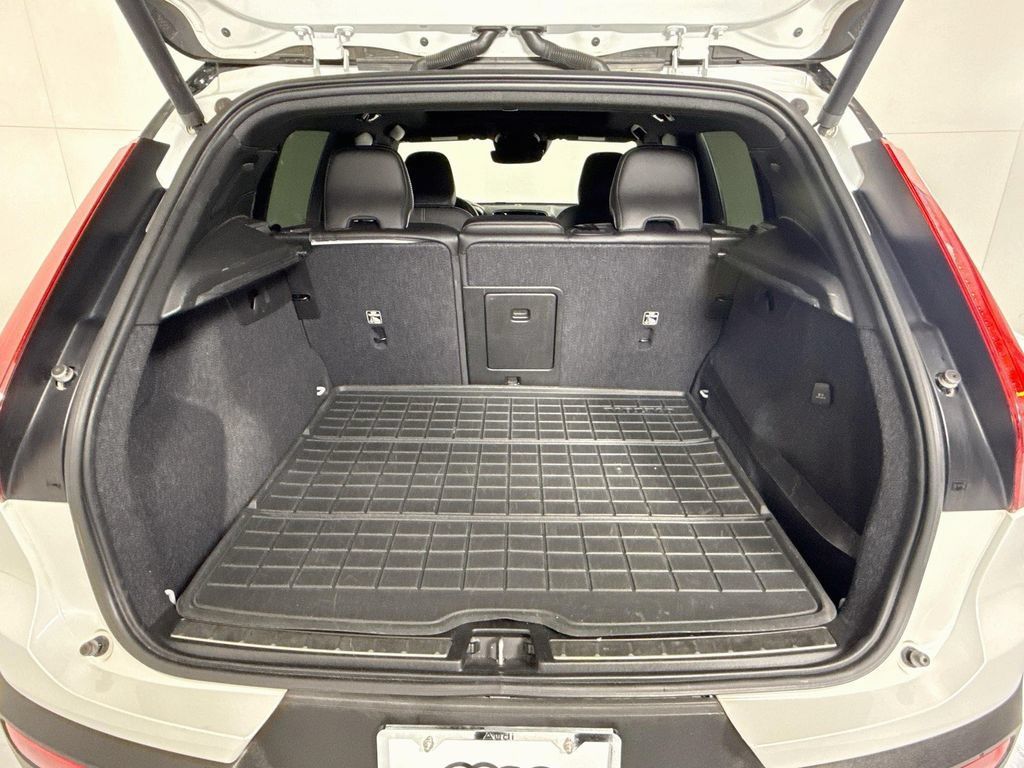 Used 2019 Volvo XC40 T5 R-Design AWD/4WD image 28