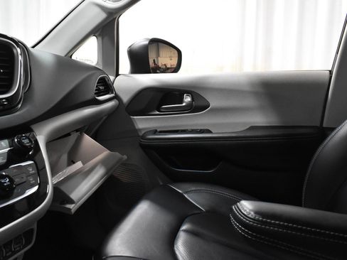 Used 2023 Chrysler Pacifica Touring-L FWD image 20