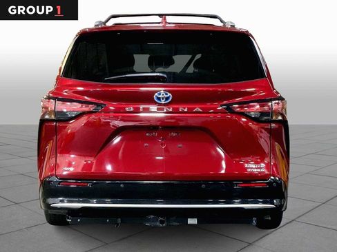 Certified 2022 Toyota Sienna Limited image 4