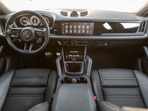 Used 2025 Porsche Cayenne Turbo image 12