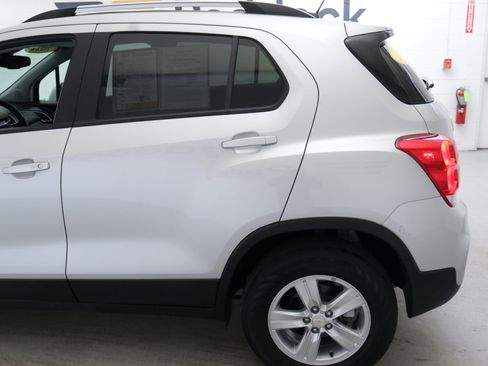 Used 2022 Chevrolet Trax LT w/ LT Convenience Package image 5